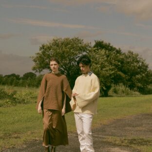 ボタンフレアスリーブプルオーバーニット（ペア）