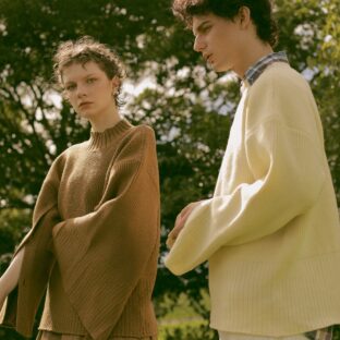 ボタンフレアスリーブプルオーバーニット（レディース）